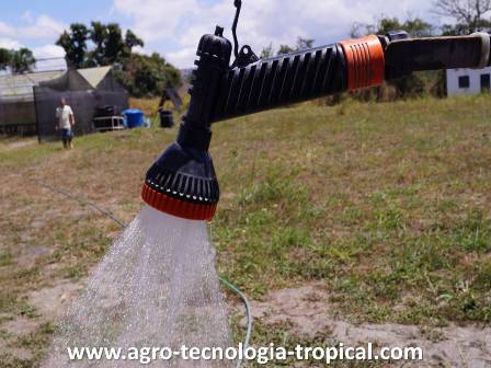 el chorro difumina el agua para no levantar el sustrato